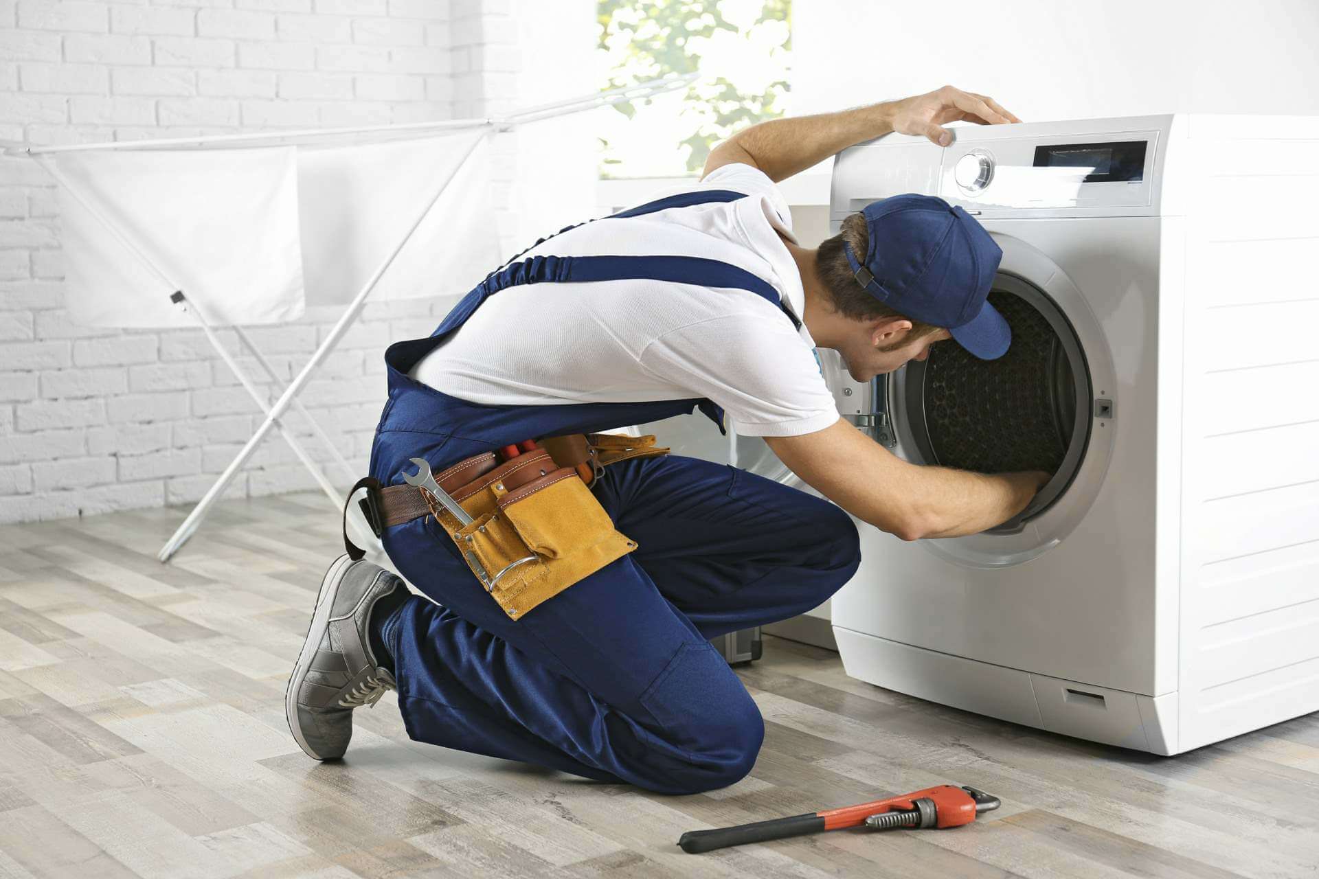 Técnico del servicio técnico Haier reparando electrodoméstico en Huelva