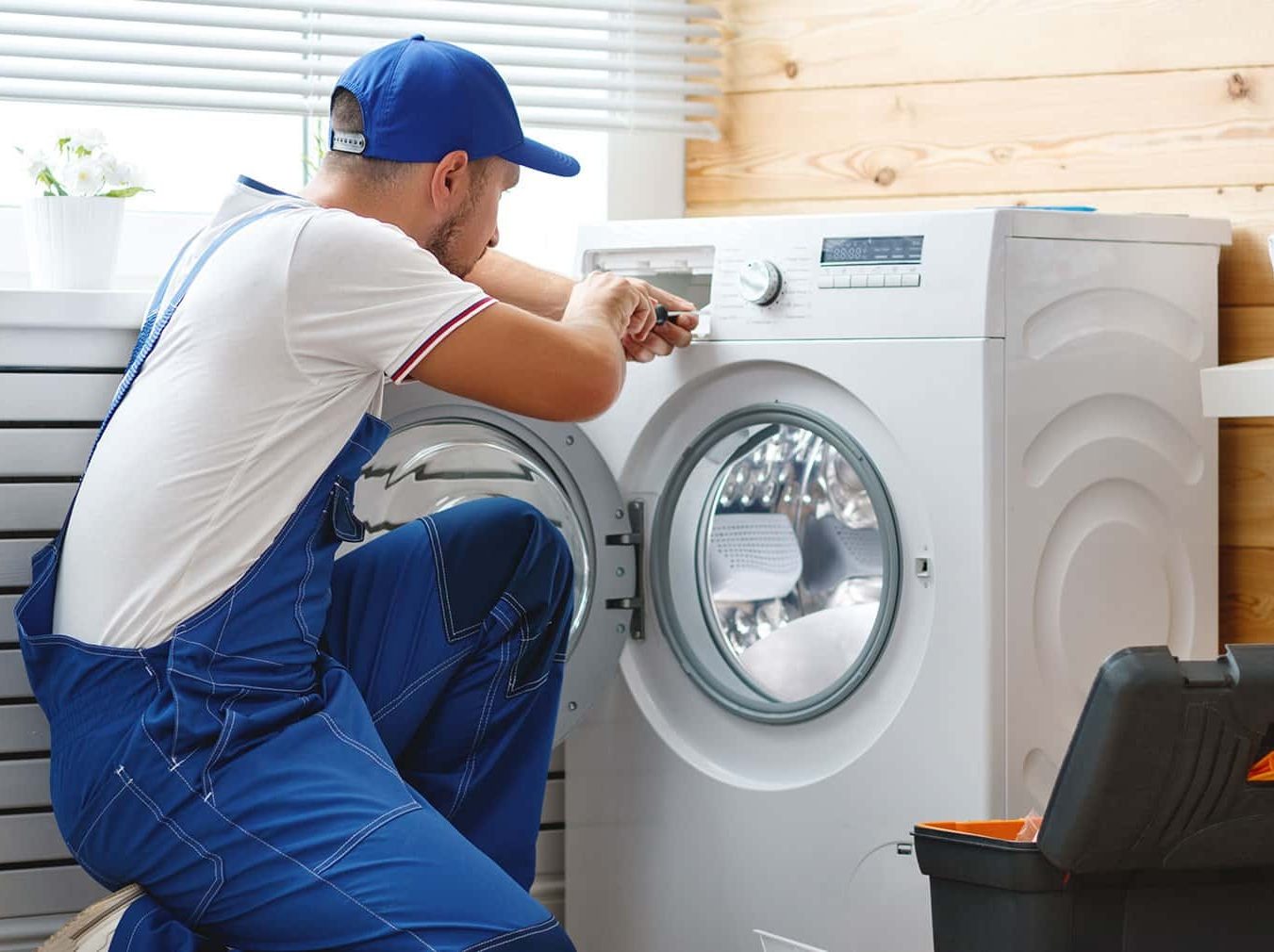 Técnico del servicio técnico Haier reparando electrodoméstico en Huelva
